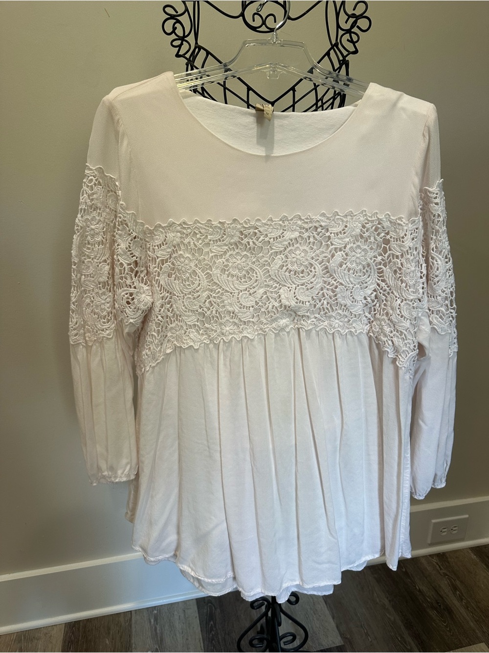 Women's cream / light blush crochet top